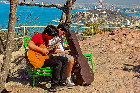 Hasta en el faro se escucha mi canción / As Far as the Lighthouse You Can Hear My Song